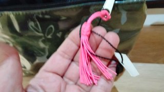 Neceser camuflaje con borla rosa