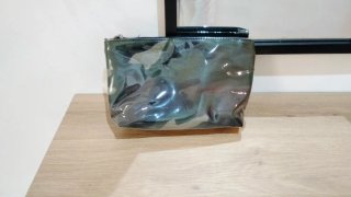 Neceser camuflaje con borla rosa
