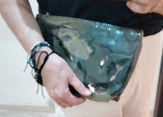 Neceser camuflaje con borla rosa