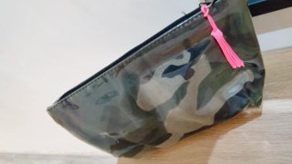 Neceser camuflaje con borla rosa