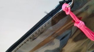 Neceser camuflaje con borla rosa