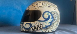 Casco de moto AGV con diseño de olas