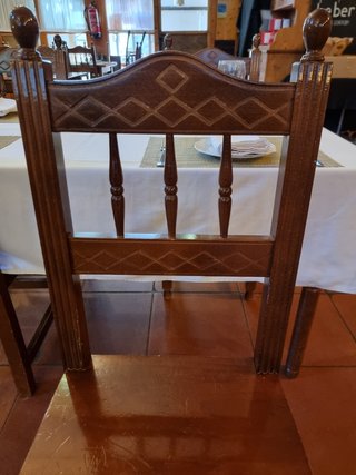 Mesa de comedor con 4 sillas de madera