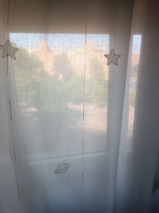 Cortina infantil con barra decorativa