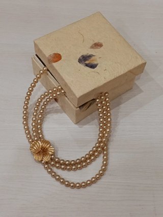 Collar de perlas de 3 vueltas con flor