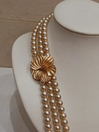 Collar de perlas de 3 vueltas con flor
