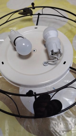 Plafón de forja con bombillas LED
