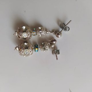 Pendientes largos plateados con abalorios