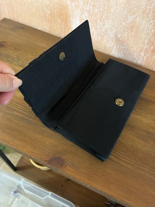 Bolso de mano negro con pedrería
