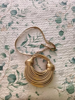 Bolso dorado de fiesta