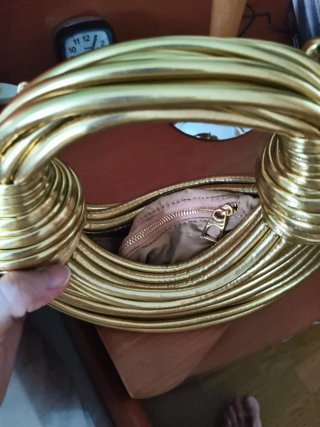 Bolso dorado de fiesta