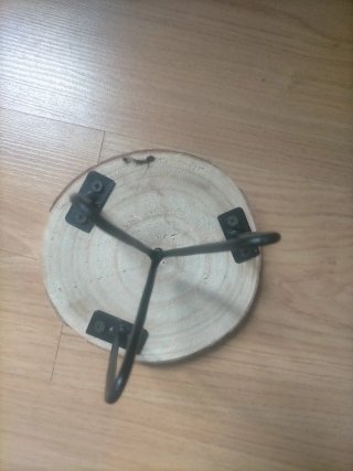 Mesita de madera con patas metálicas