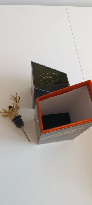 Vertedor Jägermeister y Caja