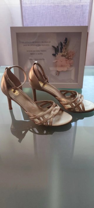 Zapatos de fiesta dorados tacón