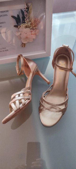 Zapatos de fiesta dorados tacón