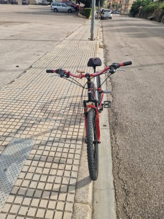 Bicicleta de Montaña Roja y Negra