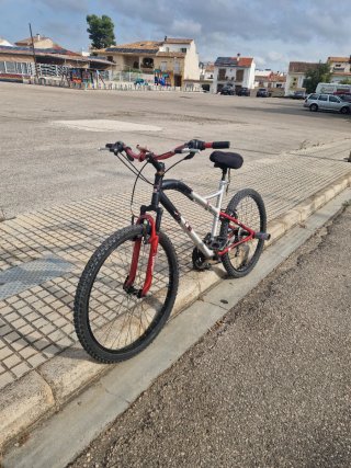 Bicicleta de Montaña Roja y Negra
