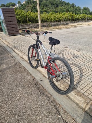 Bicicleta de Montaña Roja y Negra
