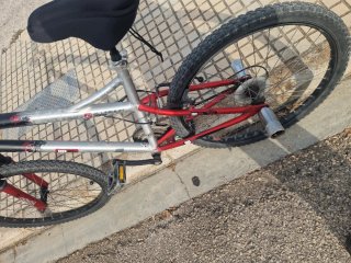 Bicicleta de Montaña Roja y Negra