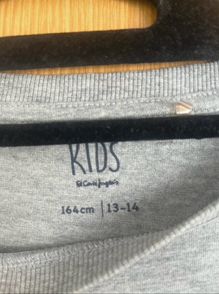 Camiseta gris con estampado de baloncesto