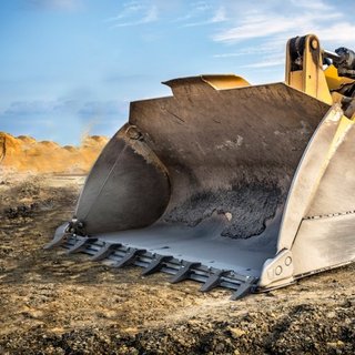 Barra de Dientes para Cubo, 66'', Barra de Cubo de Tractor de Alta Resistencia con 8 Dientes para Tractor Cargador Skidsteer, Capacidad de Carga de 4560 lbs Diseño Atornillado, para Excavación Efi...