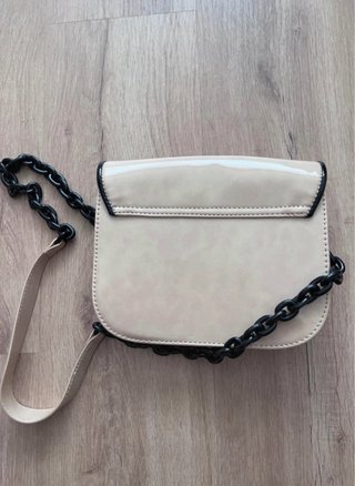 Bolso Beige y Negro con Cadena