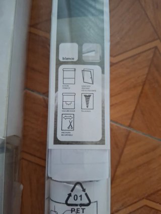 Cortinas grises y blancas de plástico