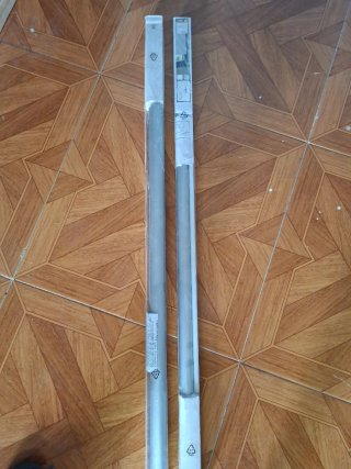 Cortinas grises y blancas de plástico