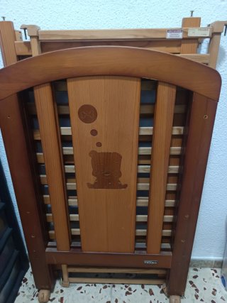 Cuna de madera con osito