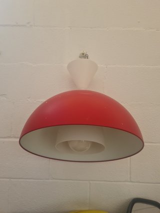 Lámpara colgante roja y blanca