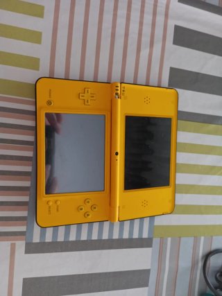Nintendo DSi XL Amarilla