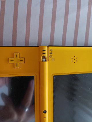 Nintendo DSi XL Amarilla