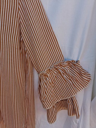 Camisa Rayas Marrón y Blanca con un bordado