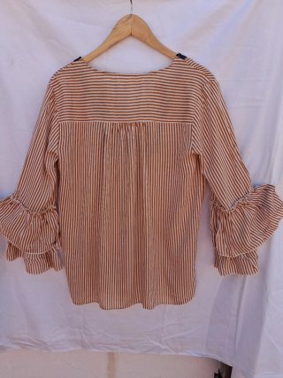 Camisa Rayas Marrón y Blanca con un bordado