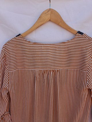 Camisa Rayas Marrón y Blanca con un bordado