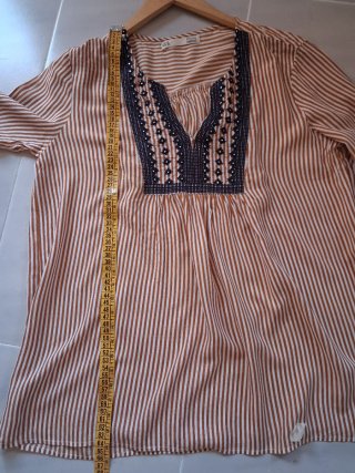 Camisa Rayas Marrón y Blanca con un bordado