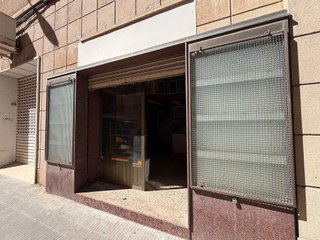 Local comercial en venta en Joc de la Bola - Camps d'Esports - Ciutat Jardí - Montcada en Lleida