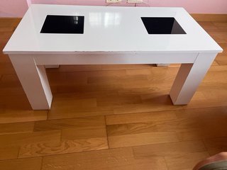 Tavolo da salotto bianco con dettagli neri