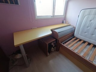 Dormitorio juvenil: cama, escritorio y zapatero