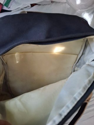 Mochila negra con detalles beige