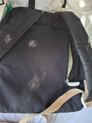 Mochila negra con detalles beige