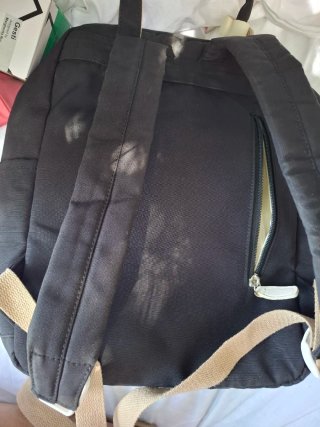 Mochila negra con detalles beige