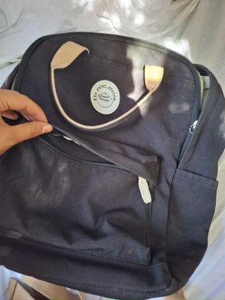 Mochila negra con detalles beige