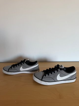 Zapatillas Nike grises y blancas