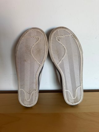 Zapatillas Nike grises y blancas