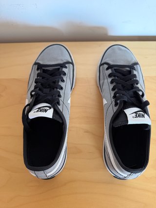 Zapatillas Nike grises y blancas