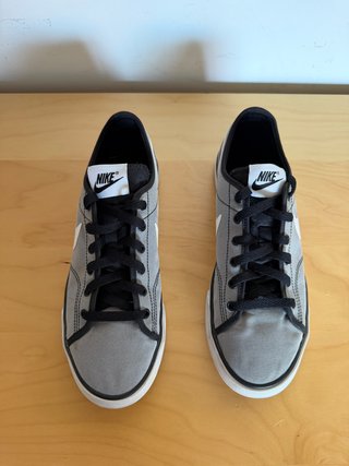 Zapatillas Nike grises y blancas