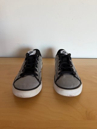 Zapatillas Nike grises y blancas