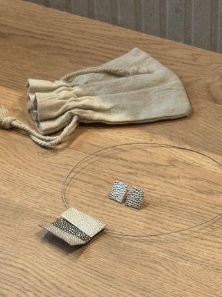 Conjunto de Plata Collar y Pendientes Cuadrados