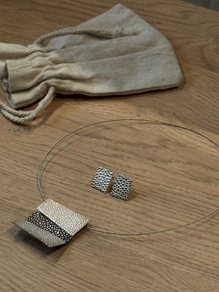 Conjunto de Plata Collar y Pendientes Cuadrados